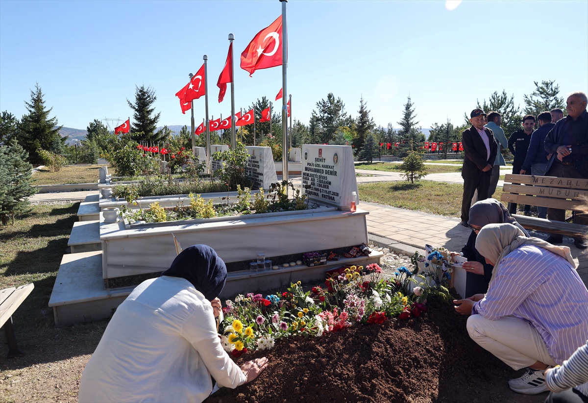 Şehit polis memuru Şeyda Yılmaz'ın kabri çiçekler ve duygu dolu mektuplarla donatıldı