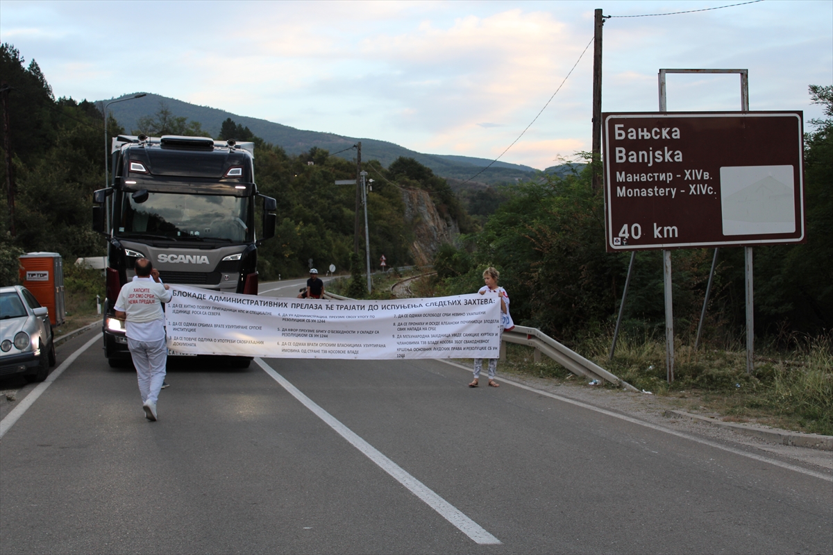 Sırbistan'ın Kosova ile sınır geçişlerinde yol kapatma eylemi başlatıldı