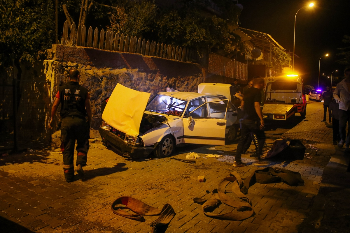 Uşak'ta merdiven boşluğuna düşen otomobildeki 1 kişi öldü, 1 kişi yaralandı