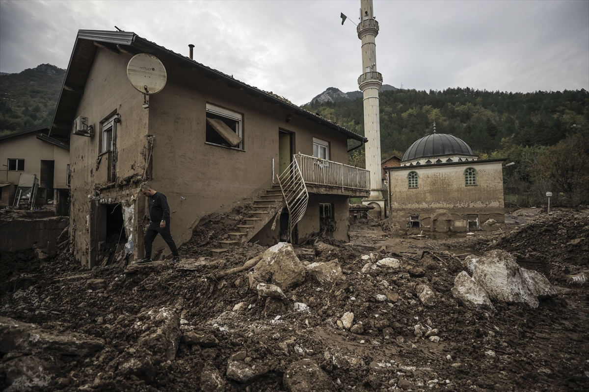 AB Komisyonu Başkanı von der Leyen, Bosna Hersek'te sel felaketi yaşanan bölgeyi ziyaret etti