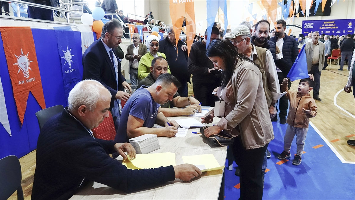 AK Parti Genel Başkan Yardımcısı Uygur, partisinin Edremit İlçe Kongresi'nde konuştu: