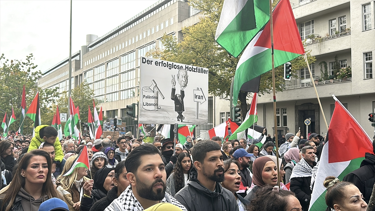 Almanya'da İsrail’in Gazze’de işlediği soykırım ve Alman polisinin şiddeti protesto edildi