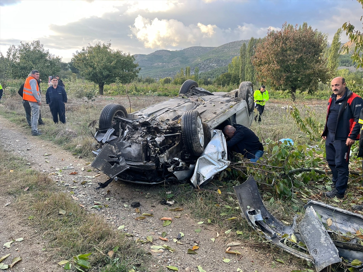 Amasya'da devrilen otomobildeki 1 kişi öldü, 2 kişi yaralandı