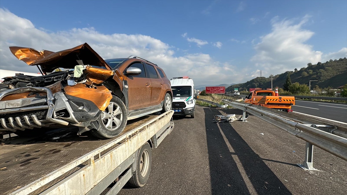 Anadolu Otoyolu'nun Düzce kesiminde zincirleme trafik kazasında 4 kişi yaralandı