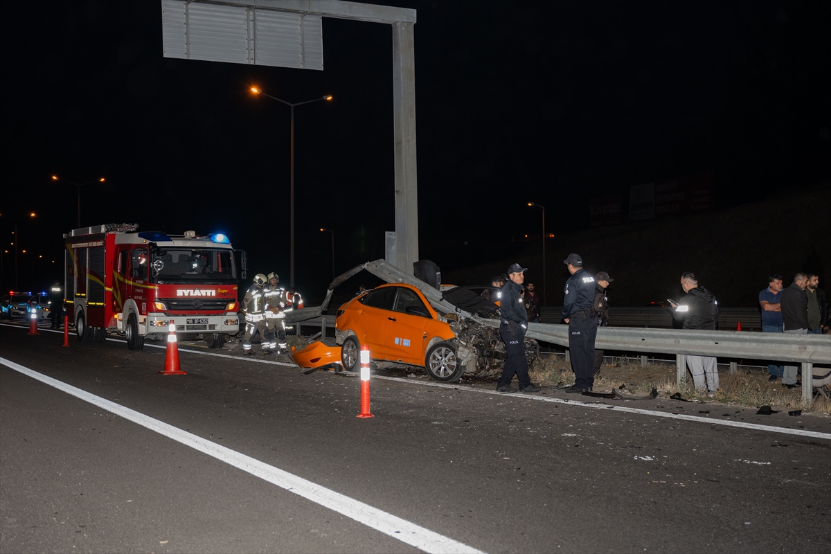 Ankara'da bariyere çarpan taksinin şoförü öldü