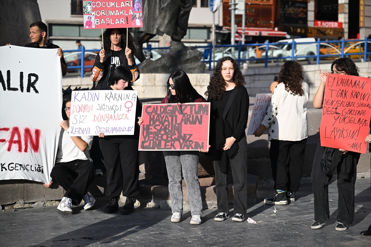 Ankara'da bir grup üniversite öğrencisinden kadın cinayetlerine protesto