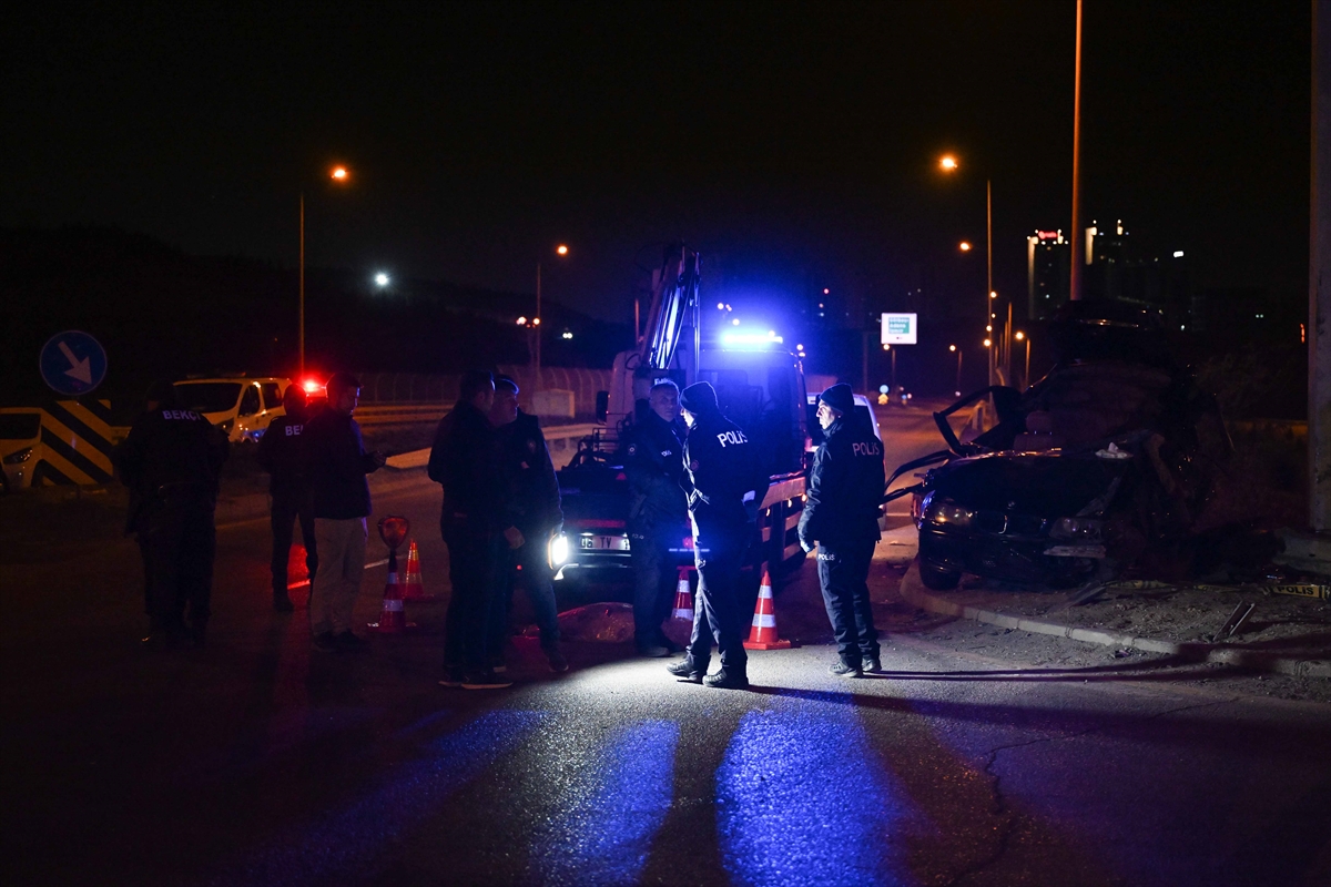 Ankara'da direğe çarpan araçtaki 4 kişi hayatını kaybetti