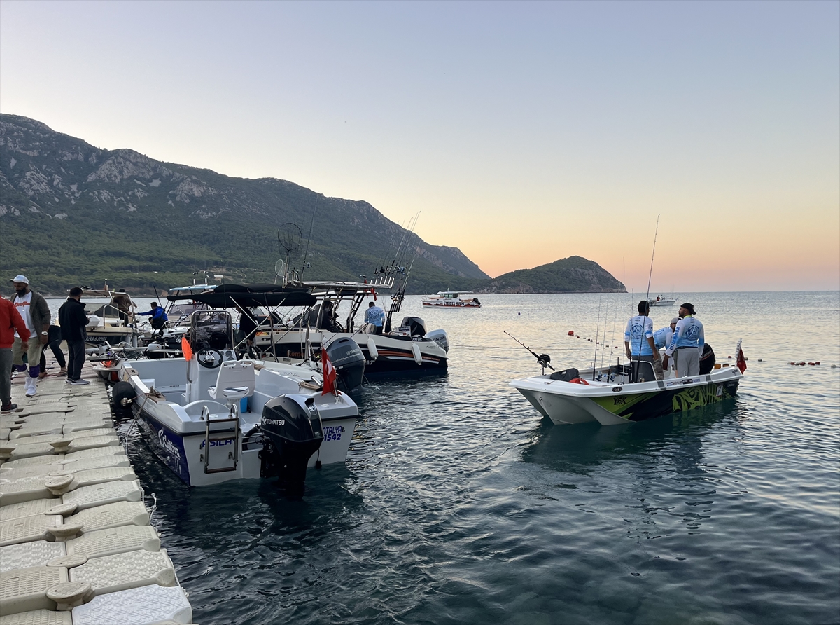 Antalya'da sürdürülebilirliğe dikkati çekmek için düzenlenen amatör balık yarışması başladı