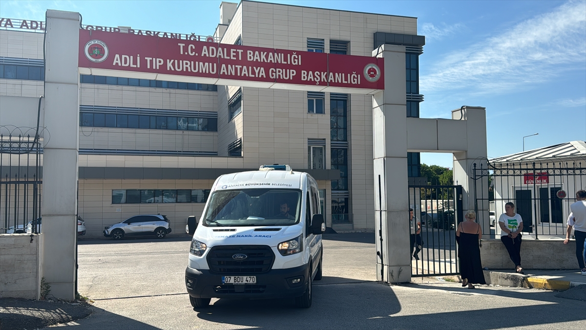 Antalya'da takla atan otomobildeki 1 kişi öldü, 3 kişi yaralandı