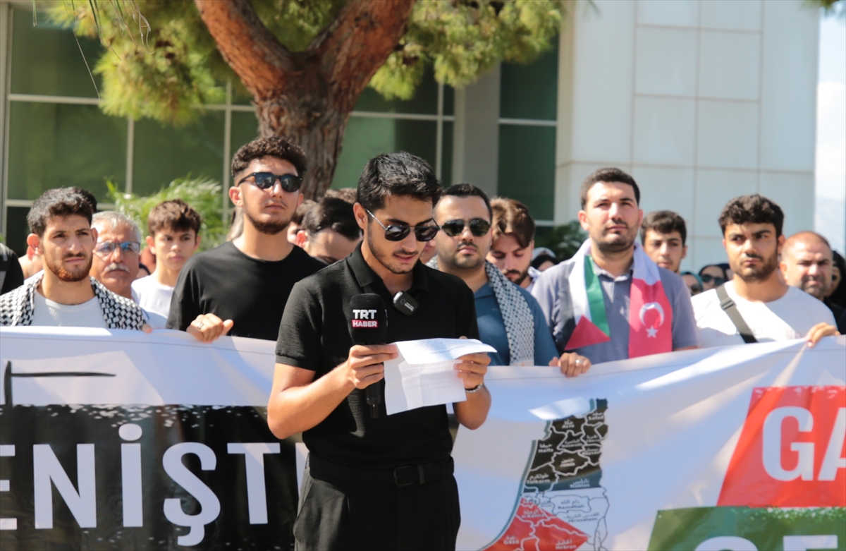 Antalya'da TÜGVA İl Temsilciliği İsrail'in Filistin'e yönelik saldırılarını protesto etti