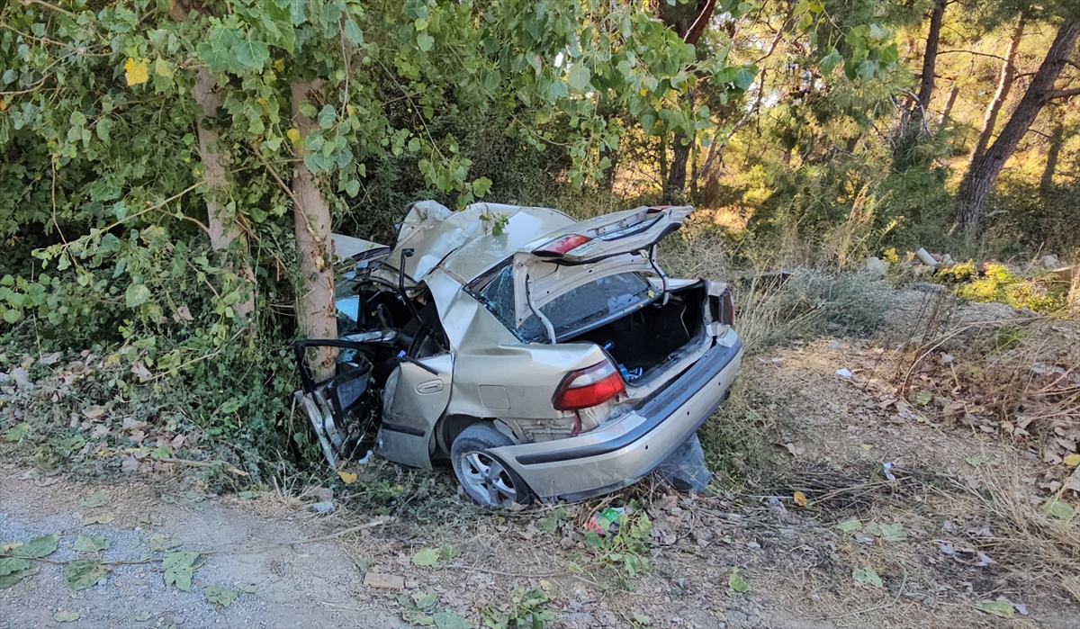 Antalya'da yoldan çıkan otomobil ağaca çarptı: 1 ölü, 1 yaralı