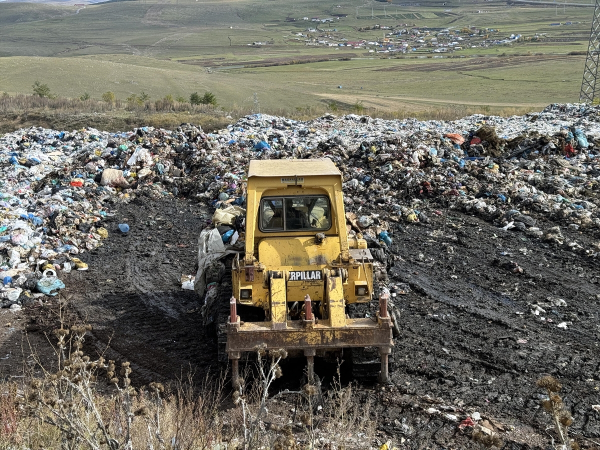 Ardahan'da çöp toplama merkezindeki çalışmalara İl Özel İdaresi ekipleri destek veriyor