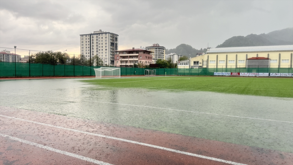 Artvin Hopaspor-Tokat Belediye Plevnespor maçı sağanak nedeniyle ertelendi