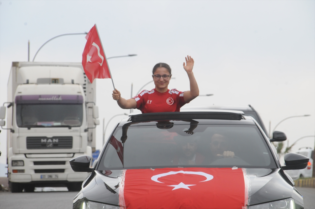 Avrupa şampiyonu milli boksör Yalgettekin, memleketi Şırnak'ta coşkuyla karşılandı