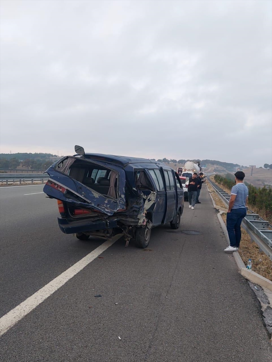 Balıkesir'de otomobilin kamyonete çarptığı kazada 1 kişi öldü, 2 kişi yaralandı