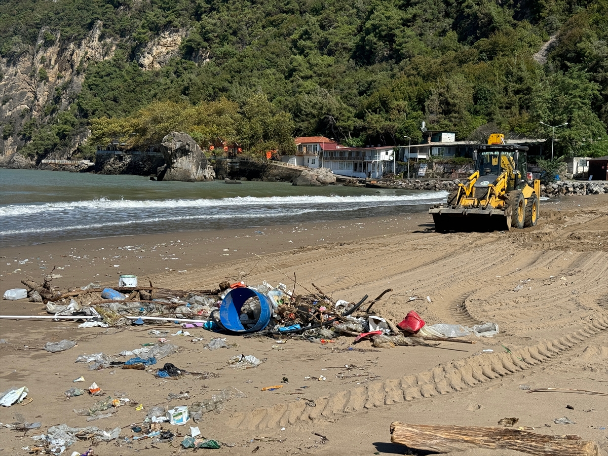 Bartın İnkumu sahilinde yağış sonrası oluşan kirlilik iş makineleriyle temizleniyor