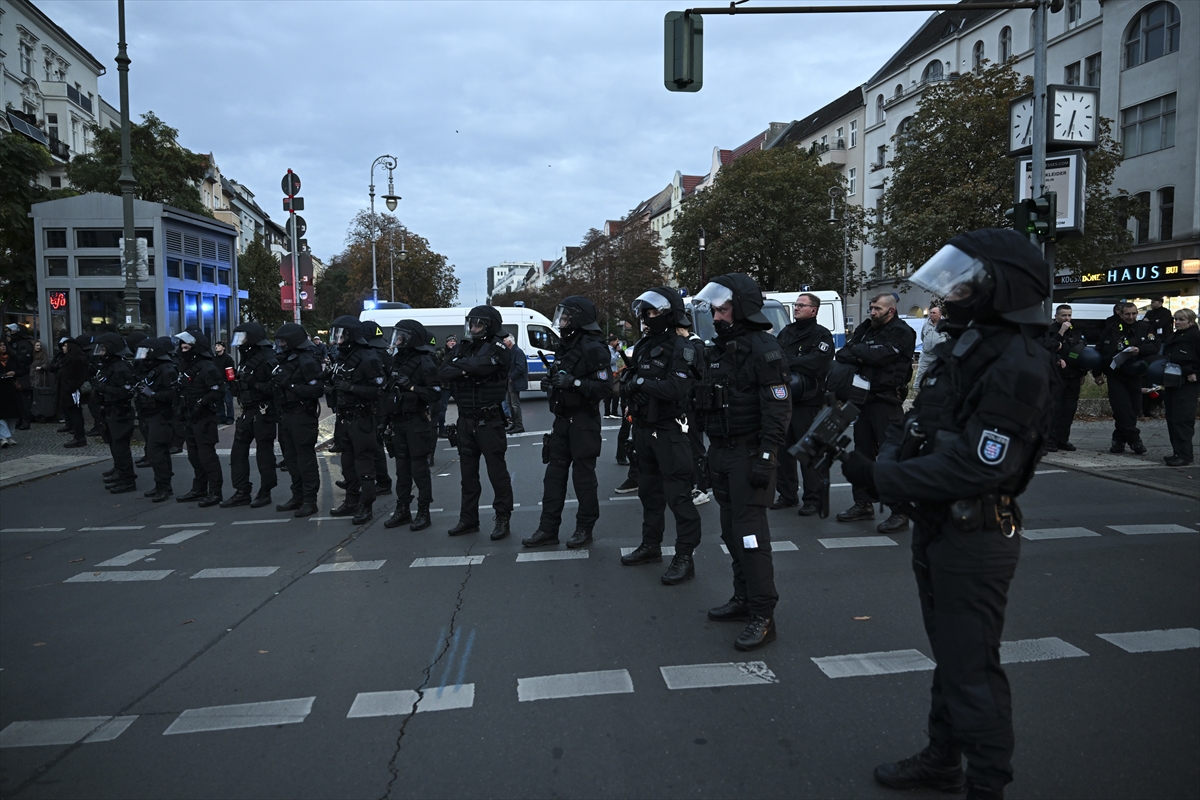 Berlin’de polis, gösteri düzenleyen Filistin destekçilerine sert müdahalede bulundu