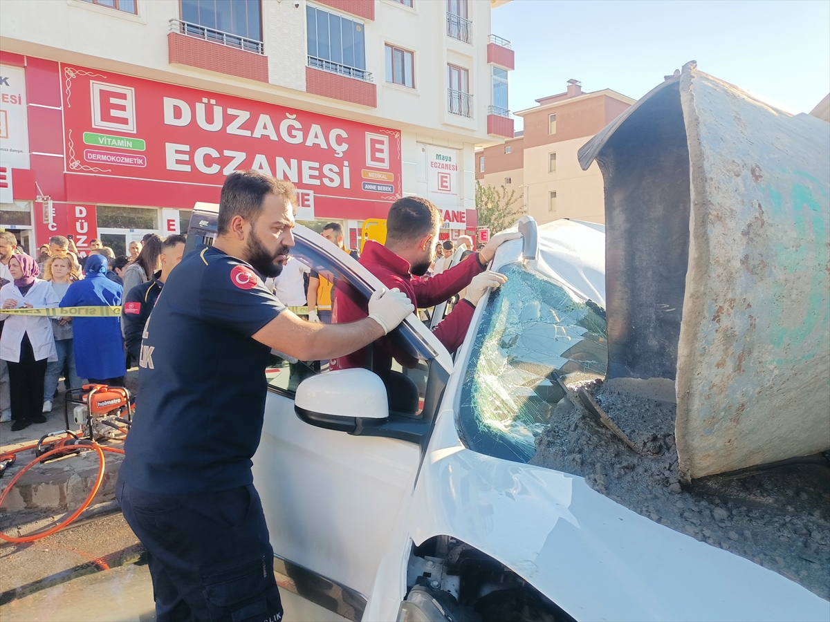 Bingöl’de beton mikserinin hafif ticari aracın üzerine devrildiği kazada 3 kişi yaralandı