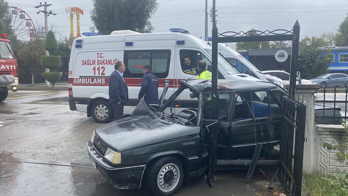 Bolu'da bahçe duvarına çarpan otomobildeki baba ve kızı yaralandı