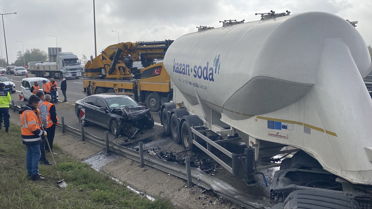 Bolu'da tanker ile otomobilin çarpıştığı kazada sürücüler yaralandı