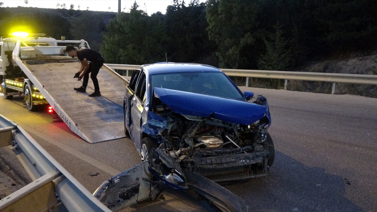 Burdur'da bariyerlere ve traktöre çarpan otomobildeki 5 kişi yaralandı