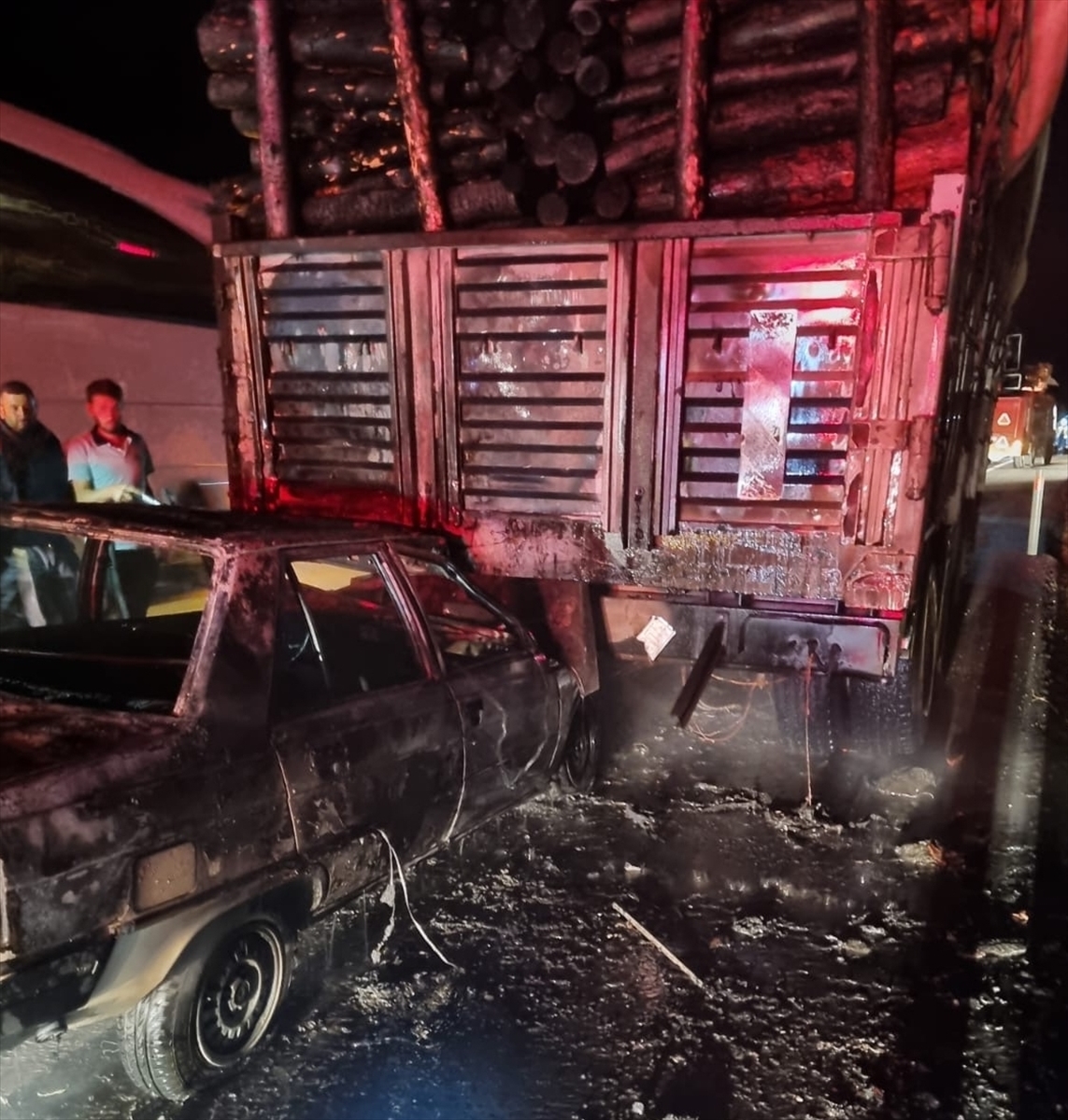 Burdur'da tomruk yüklü tıra çarparak alev alan otomobilin sürücüsü ağır yaralandı