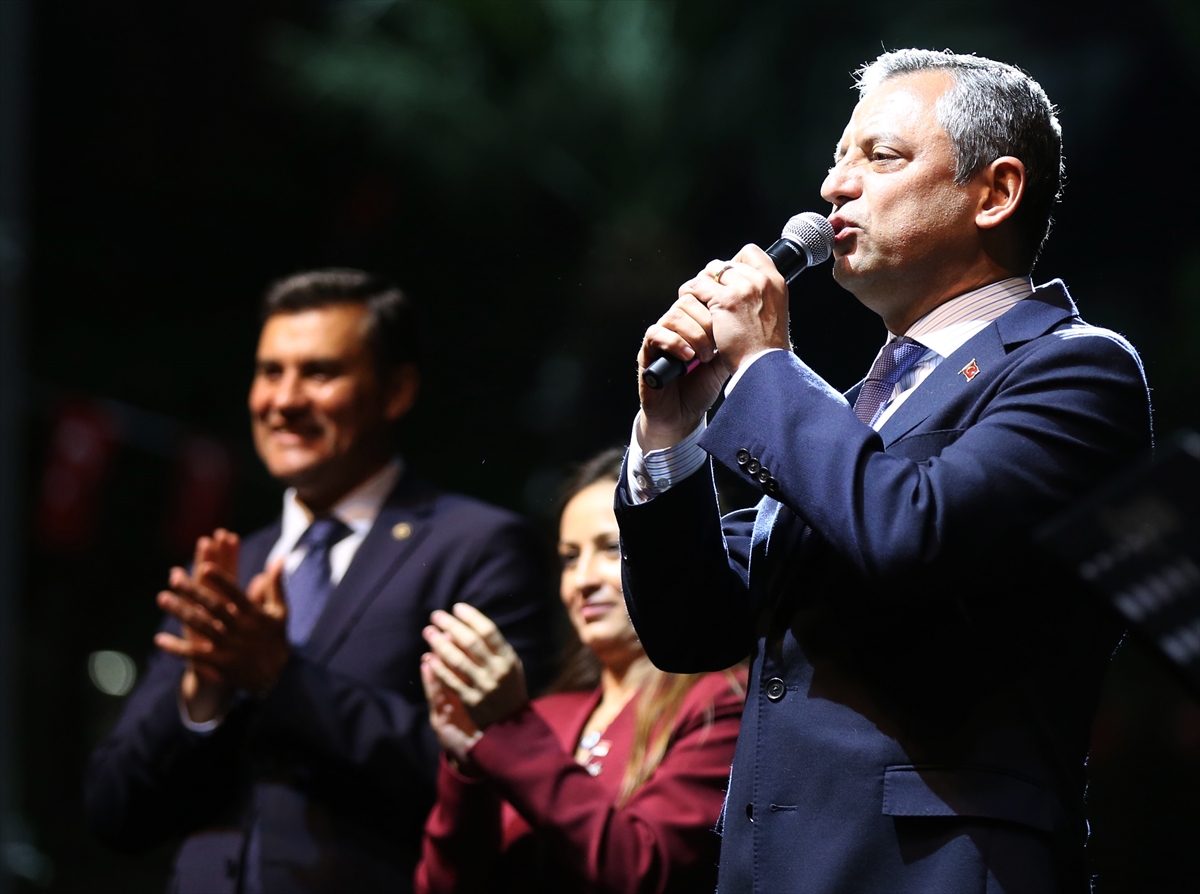 CHP Genel Başkanı Özel, Manisa'da fener alayında yürüdü, konser dinledi