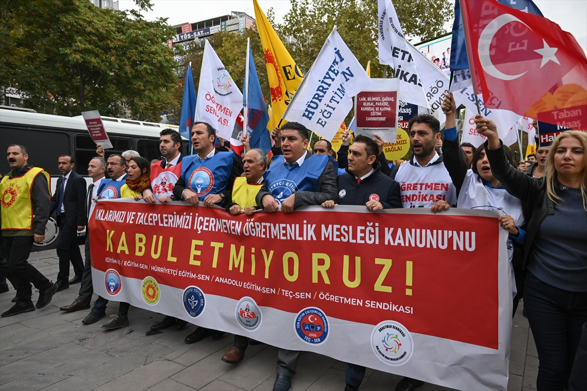 CHP ve bazı sendikalar, okullardaki sorunlara dikkati çekmek amacıyla eylem yaptı