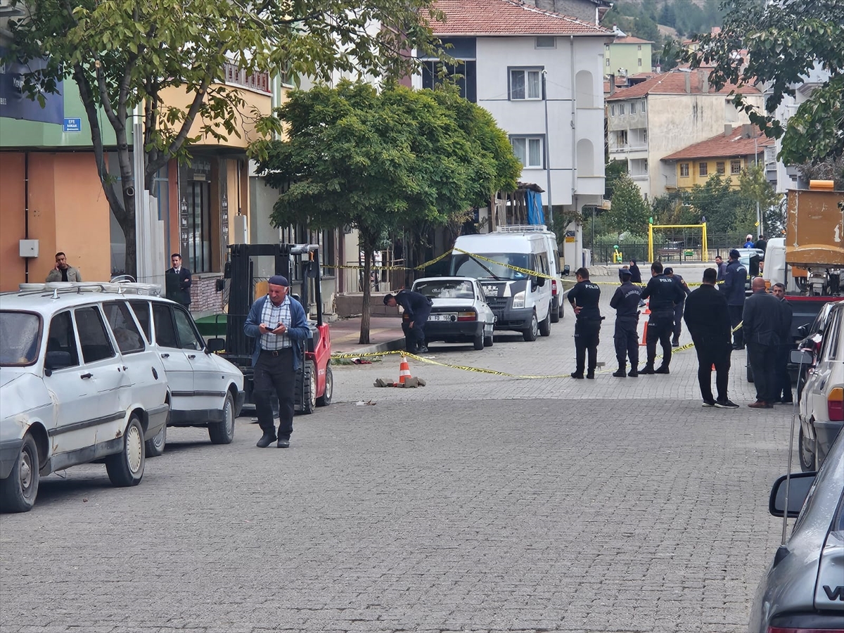 Çorum'da bir kişi mahkeme çıkışı kız kardeşi ve yeğenini silahla yaraladı