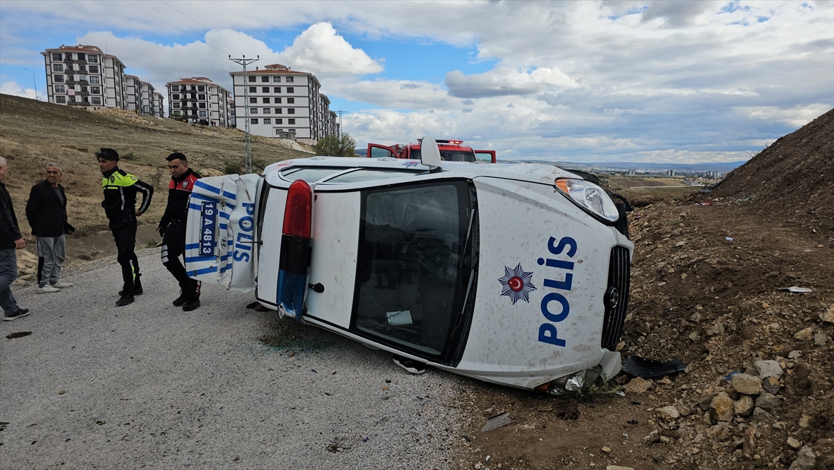 Çorum'da kovalamaca sırasında devrilen polis aracındaki 2 polis yaralandı