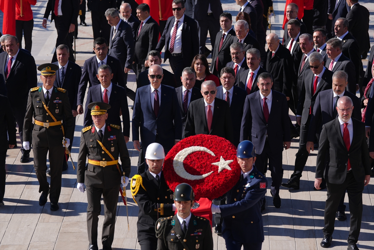 Cumhurbaşkanı Erdoğan başkanlığındaki devlet erkanı Anıtkabir'i ziyaret etti