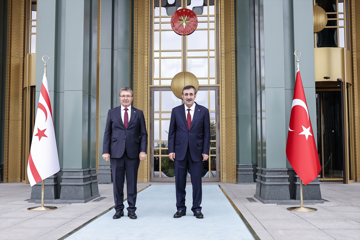 Cumhurbaşkanı Yardımcısı Yılmaz, KKTC Başbakanı Üstel ile bir araya geldi: