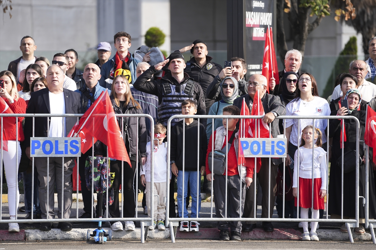 Cumhuriyet'in 101. yıl dönümü dolayısıyla Vatan Caddesi'nde tören düzenlendi