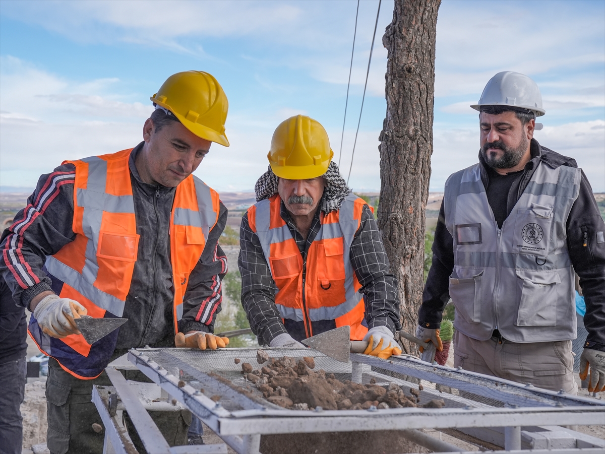 Diyarbakır'da Amida Höyük'teki kazılarda silindirik mühür bulundu