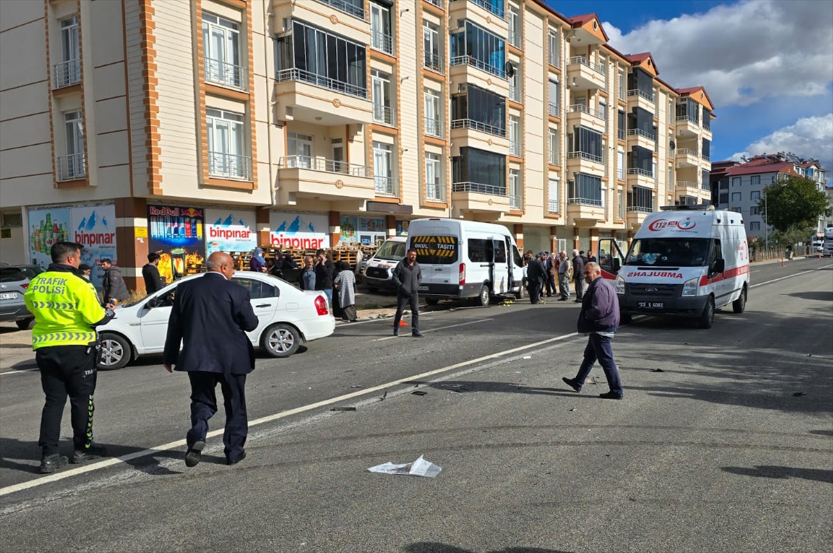 Elazığ'da minibüs ile otomobilin çarpıştığı kazada 3 kişi yaralandı