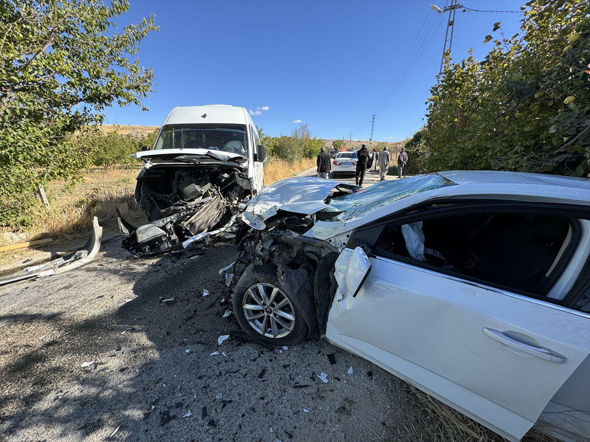 Elazığ'da minibüsle otomobilin çarpıştığı kazada 4 kişi yaralandı