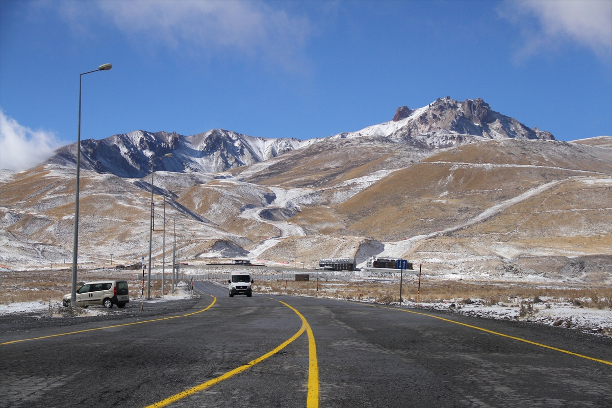 Erciyes Kayak Merkezi'ne kar yağdı