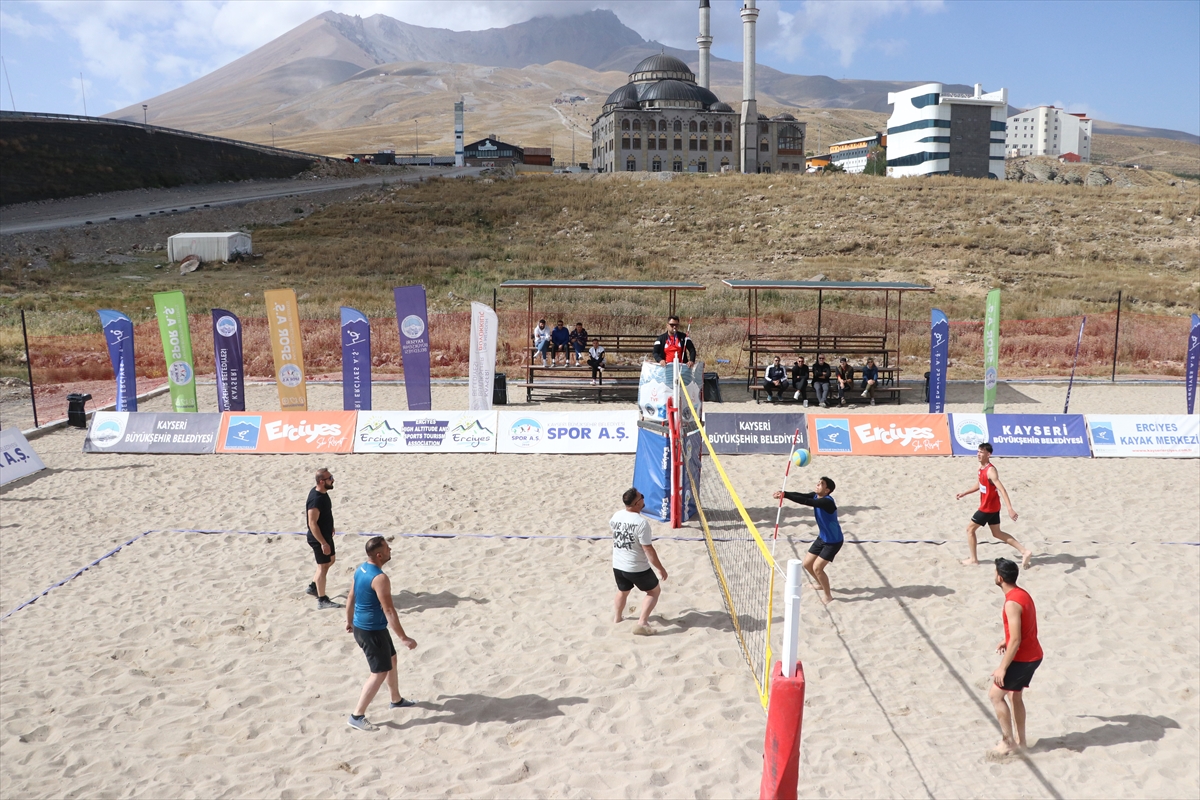 Erciyes'te plaj voleybolu turnuvası devam ediyor