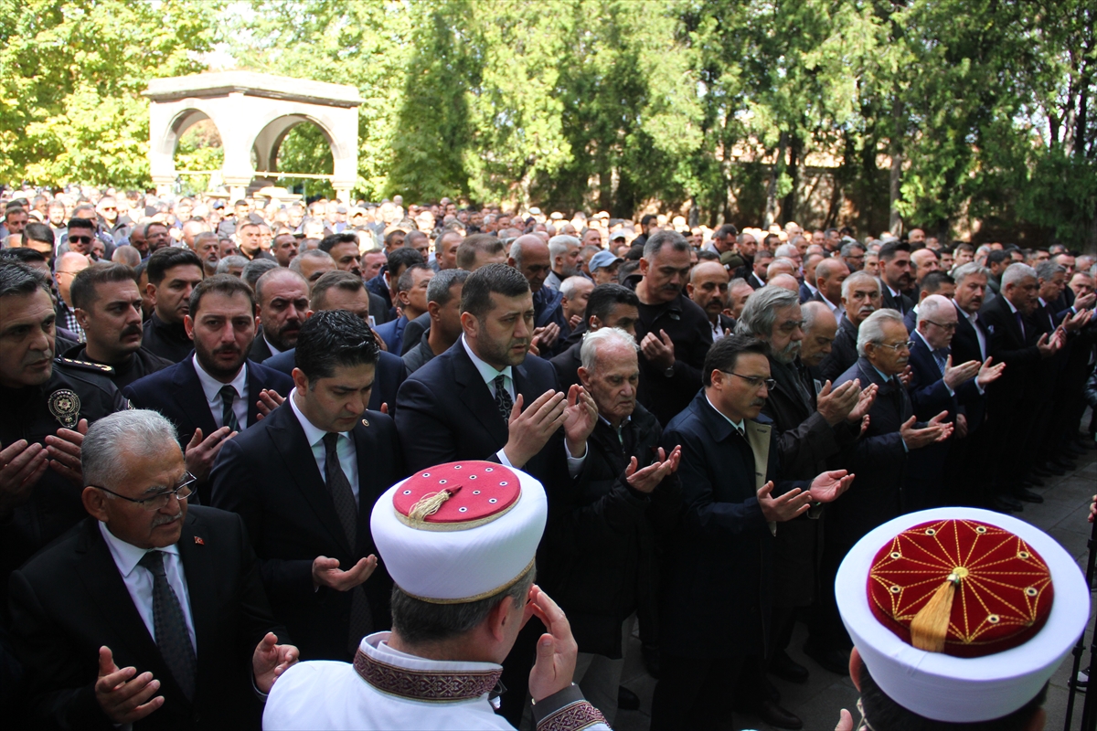 Eski Bakan Sabahattin Çakmakoğlu'nun cenazesi memleketi Kayseri'de defnedildi