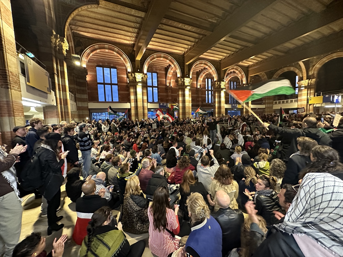 Gazze'de bir yıldır süren soykırım, Hollanda'da protesto edildi