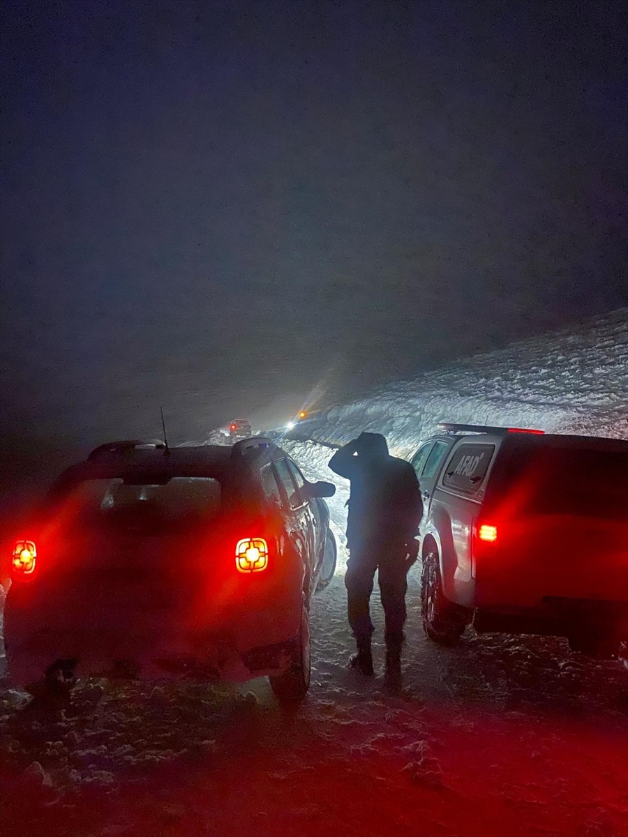 Gümüşhane'de kar nedeniyle yayla yolunda mahsur kalan 8 kişi kurtarıldı