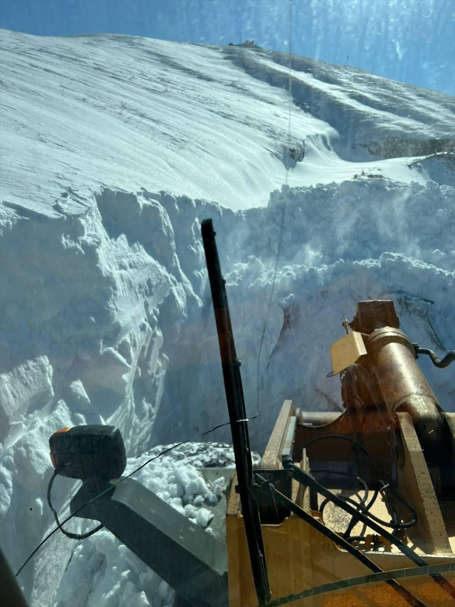 Hakkari'de kardan kapanan üs bölgesi yolunun açılması için çalışma başlatıldı