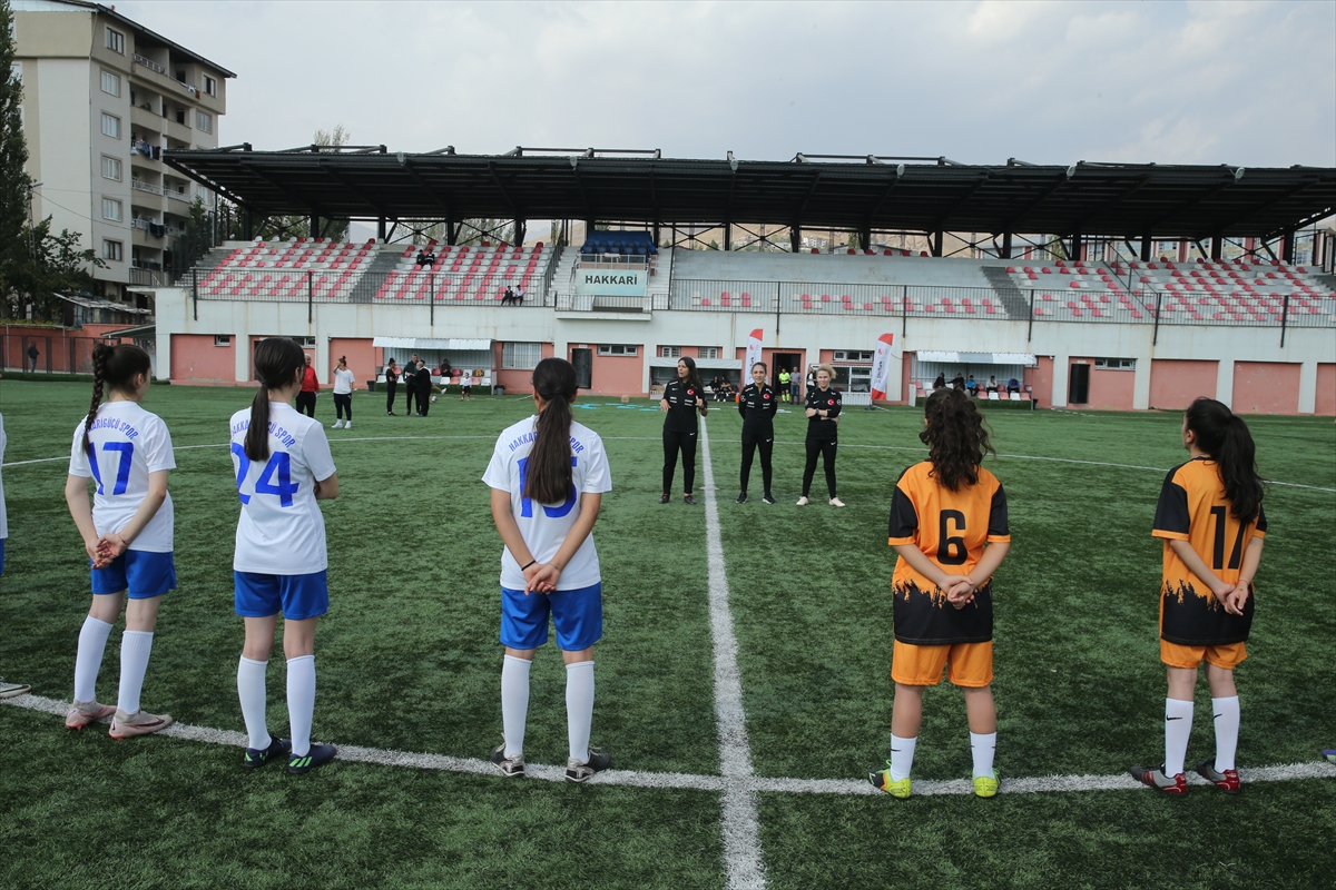 Hakkarili kızlar futbolda U15 ve U17 Milli Takım seçmelerinde ter döktü