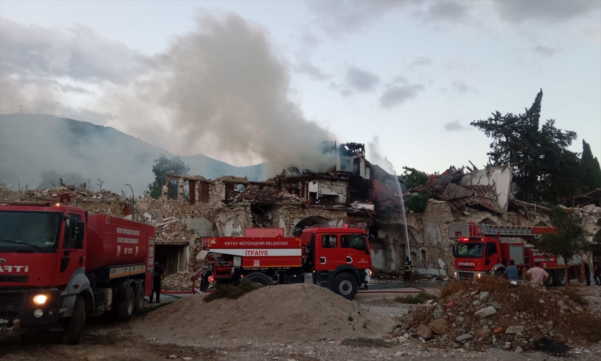 Hatay'da 2 katlı boş binada çıkan yangın söndürüldü