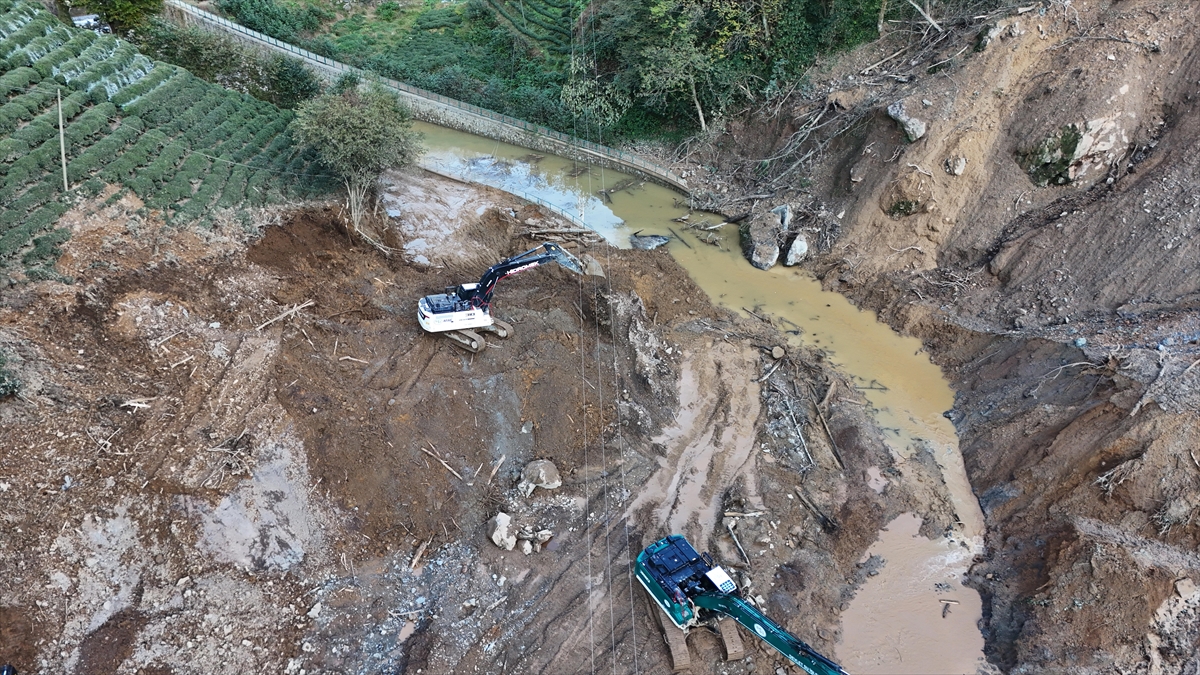 İçişleri Bakan Yardımcısı Karaloğlu, Rize'de heyelan yaşanan köyde inceleme yaptı: