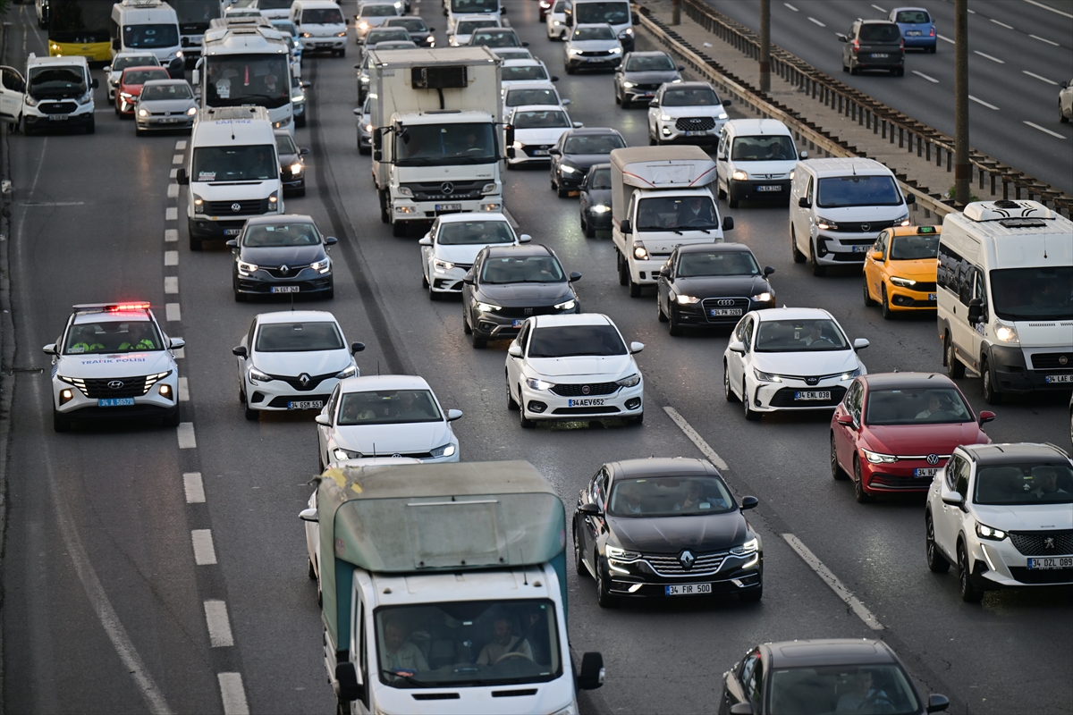 İstanbul'da sabah saatlerinde trafik yoğunluğu yaşanıyor