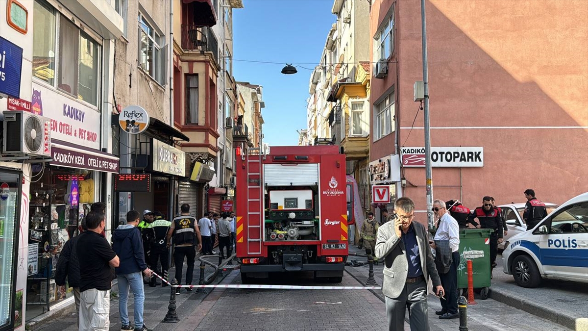 Kadıköy'de 5'inci kattaki dairede patlama meydana geldi, 1 kişi hafif yaralandı