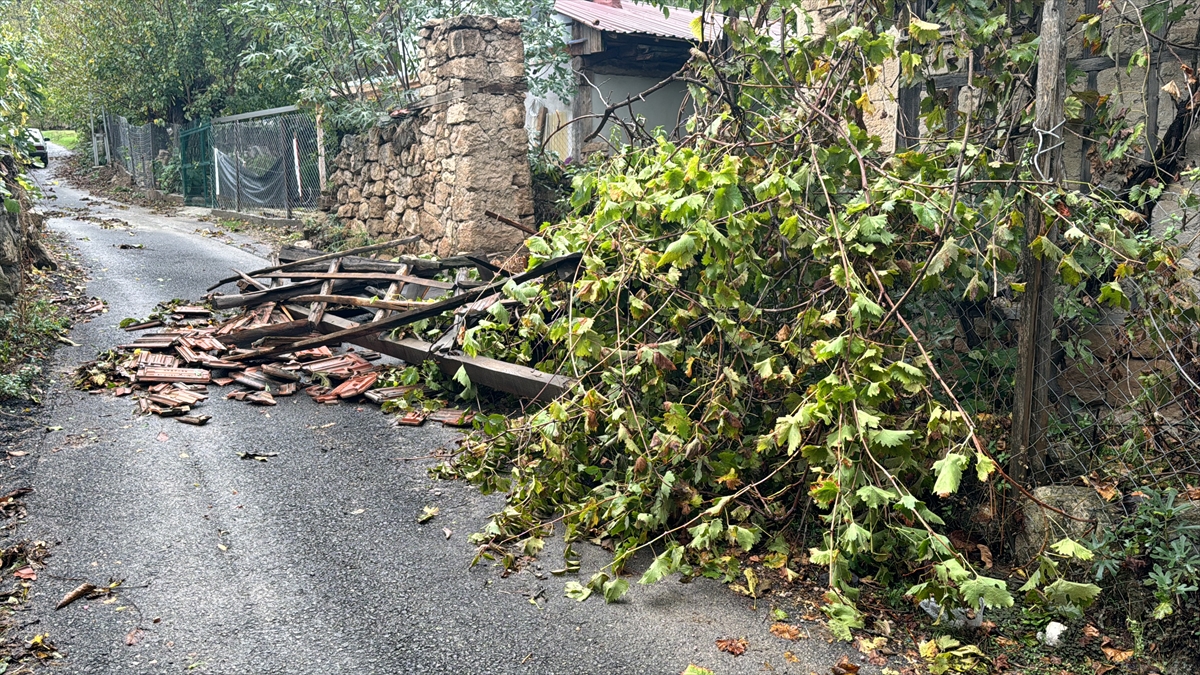 Karabük'te şiddetli fırtına cami minaresini devirdi