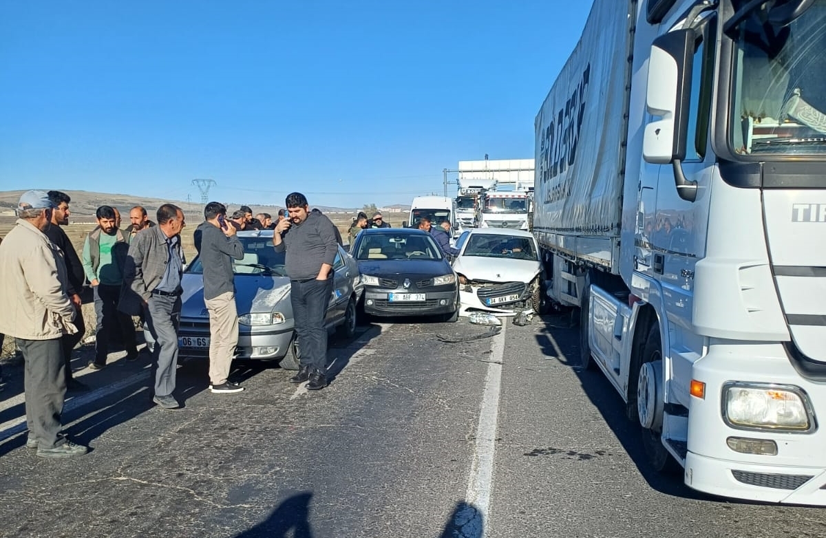 Kars'ta 6 aracın karıştığı zincirleme trafik kazasında biri ağır 2 kişi yaralandı