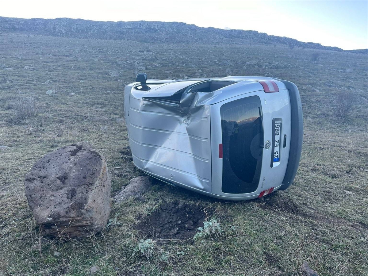 Kars'ta şarampole devrilen araçtaki 2 kişi yaralandı